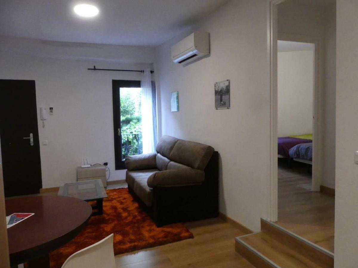 Apt 2 Acollidor Al Centre Historic De Vic Aptgarbi Kültér fotó